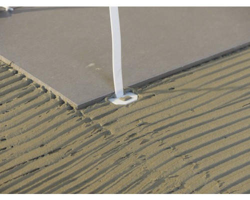 Placă de gresie așezată pe adeziv cu sistem de nivelare