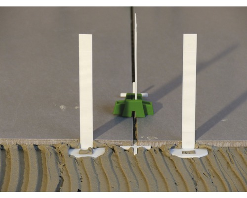 Sistem de nivelare a plăcilor pentru rosturi uniforme