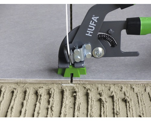 Instrument de sistem de nivelare a plăcilor în utilizare între plăci și adeziv pentru plăci