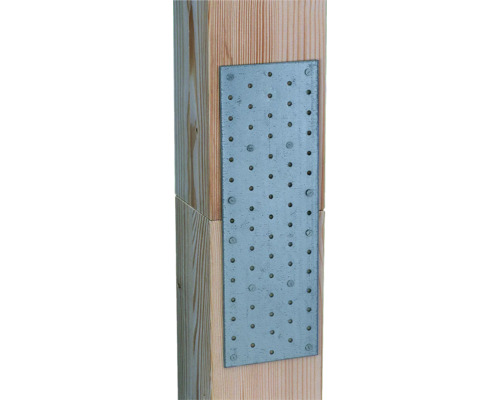 Construcție din lemn cu placă metalică perforată și șuruburi de fixare