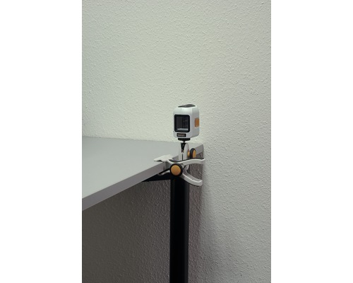 Laser de linie cu clemă pe o masă