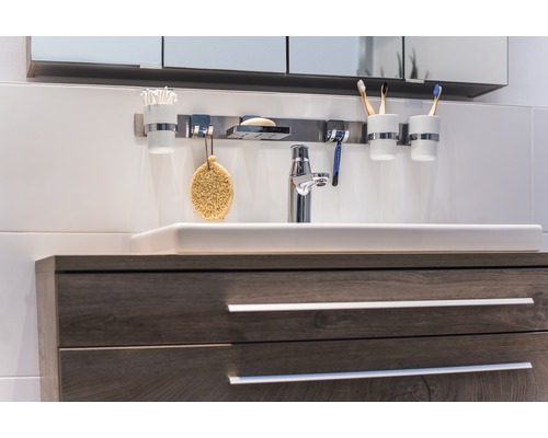 Chiuvetă de baie cu robinet, dulap inferior și accesorii