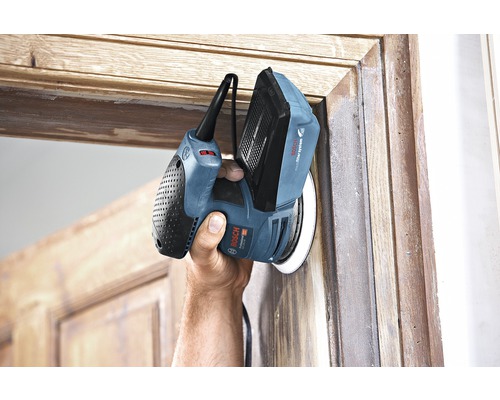 Șlefuitor excentric cu o singură mână utilizat pe un cadru de lemn