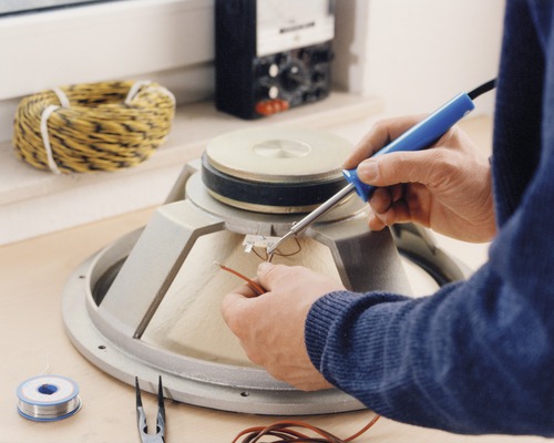 Lipirea unui difuzor cu un ciocan de lipit, inclusiv sârmă de lipit, clește și cabluri