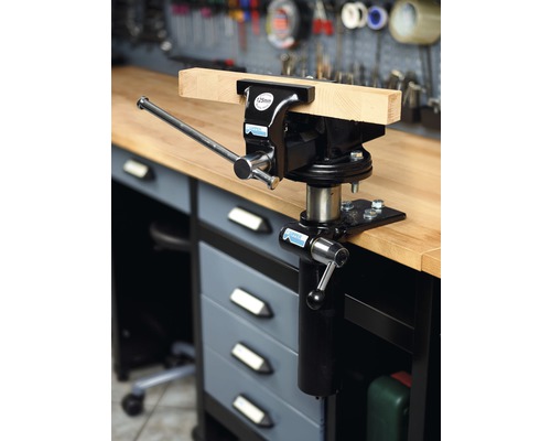 Banc de lucru cu menghină și bucată de lemn fixată.