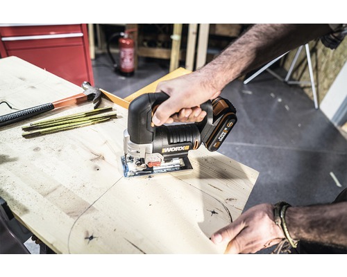 Fierăstrău vertical cu acumulator utilizat la tăierea lemnului