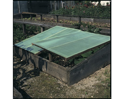 Răsadniță din lemn cu capac în grădină.