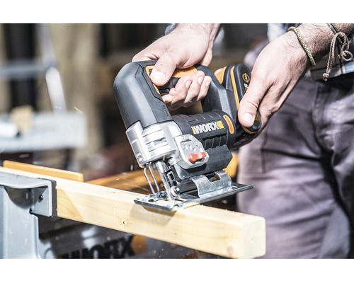 Fierăstrău vertical cu acumulator care taie o bucată de lemn