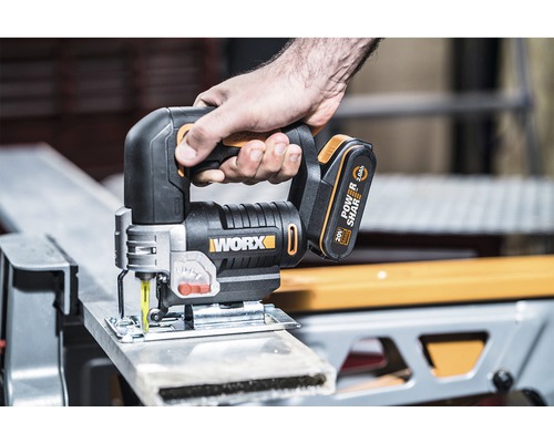 Fierăstrău vertical cu acumulator în acțiune pentru tăierea unei piese de lucru. Logo Worx.