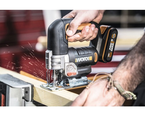 Fierăstrău vertical cu acumulator care taie lemn cu așchii