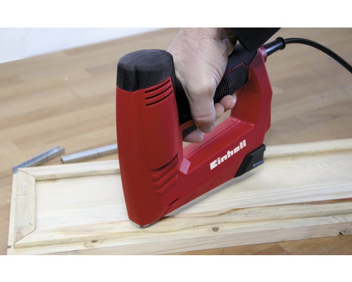 Capsator electric Einhell care capsează un cadru din lemn