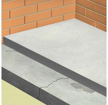 Scară de beton cu fisuri și umiditate