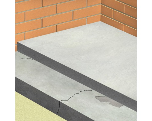 Scară de beton cu fisuri și umiditate