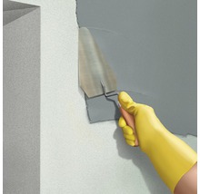 Aplicarea tencuielii pe un perete cu o mistrie