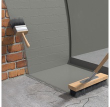 Imagine cu zidărie etanșată cu un material de etanșare, folosind o pensulă și o perie lată.