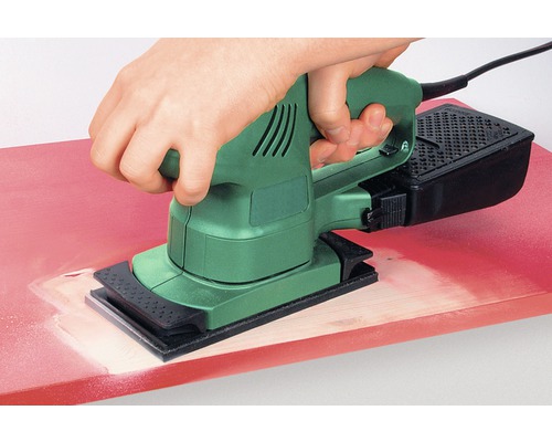 Șlefuitor manual utilizat pe o suprafață din lemn