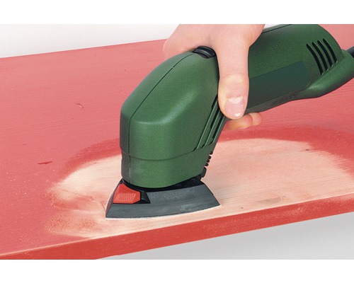 Șlefuitor triunghiular șlefuind o scândură de lemn