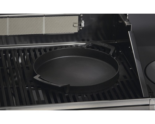 Plită de grătar din fontă pe un grătar