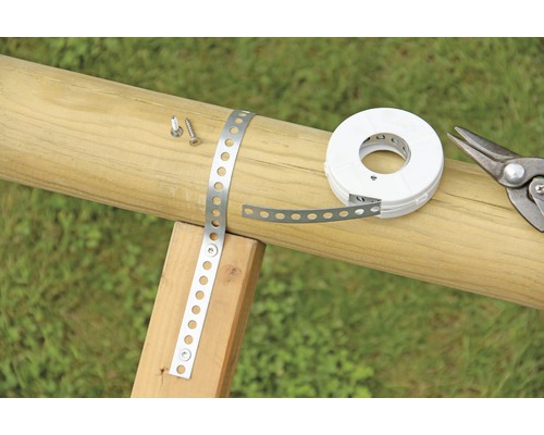 Rolă bandă perforată cu șuruburi și foarfece de tablă pe stâlp de lemn