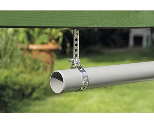 Conductă de apă uzată cu fixare metalică a conductei sub grinzi de lemn