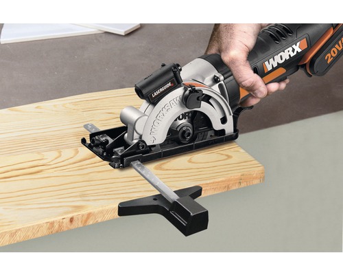Fierăstrău circular portabil Worx tăind o scândură de lemn