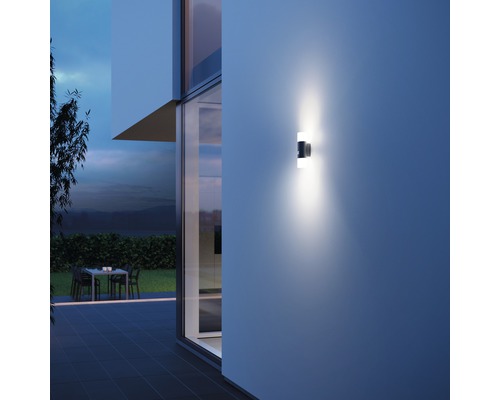 Lumină de perete exterioară pe un perete de casă cu arhitectură modernă