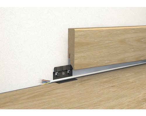 Plintă cu canal de cablu și cleme de montaj pentru montarea pe perete