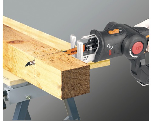 Fierăstrău electric cu acumulator tăind o bucată de lemn