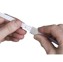 O bandă LED este conectată la un conector.