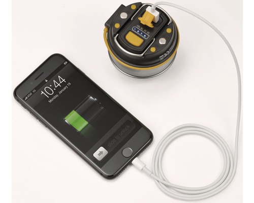 Smartphone-ul se încarcă cu o lampă