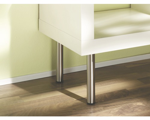Imagine detaliată a unei piese de mobilier cu picioare metalice