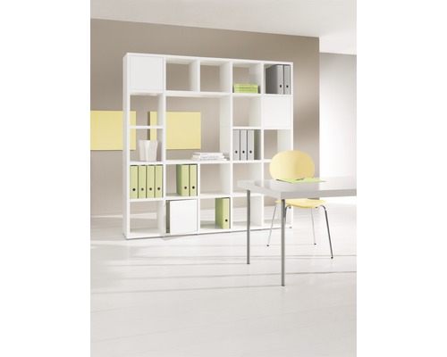 Birou cu sistem de rafturi alb, birou și scaun