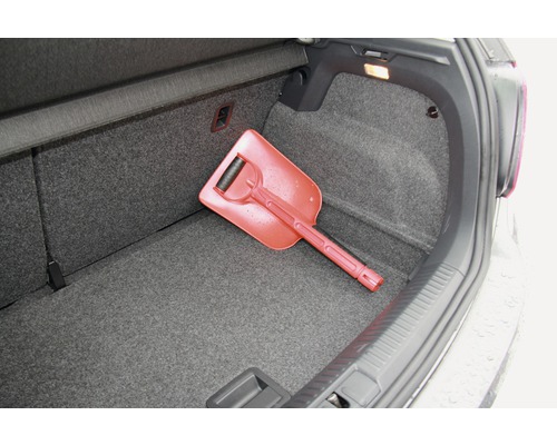 Lopată de plastic în portbagaj