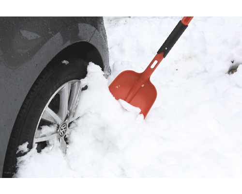 Anvelopă auto și lopată de zăpadă în zăpadă