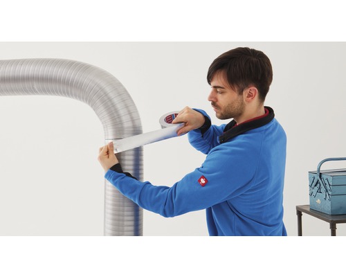 Un bărbat fixează o conductă de evacuare flexibilă cu bandă textilă.