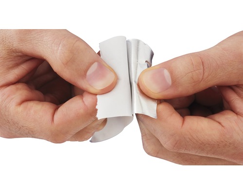 Mâini deschizând un ambalaj de aluminiu