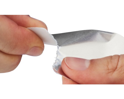 O mână îndepărtează folia de protecție de pe o bandă adezivă.