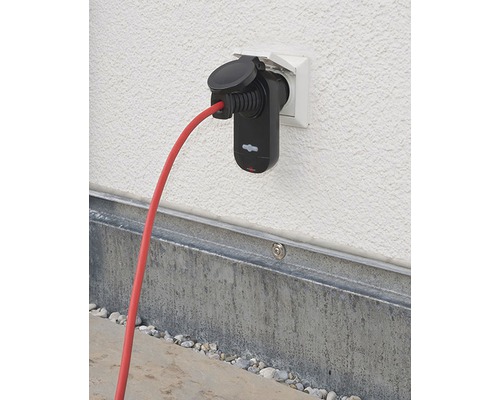 Încărcător auto electric cu cablu roșu conectat la o priză de perete