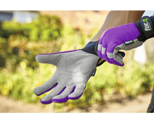 O pereche de mănuși de grădinărit pentru lucrări de grădinărit sunt puse.