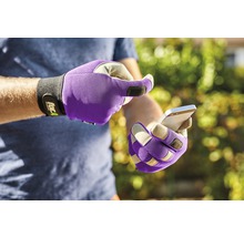 Persoană cu mănuși de grădinărit utilizează un telefon mobil