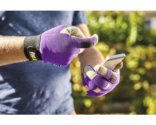 Persoană cu mănuși de grădinărit utilizează un telefon mobil