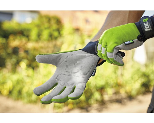 Prim-plan cu un bărbat care își pune mănuși de grădinărit