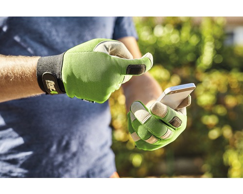 Persoană care utilizează un smartphone cu mănuși de lucru.