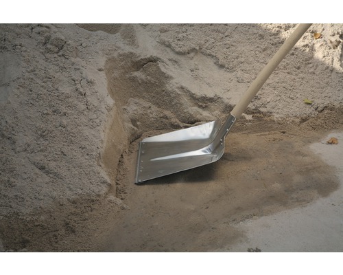 Lopată în grămadă de nisip