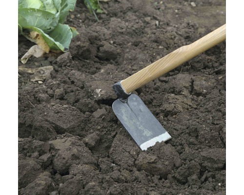 Săpăligă cu mâner de lemn în solul grădinii