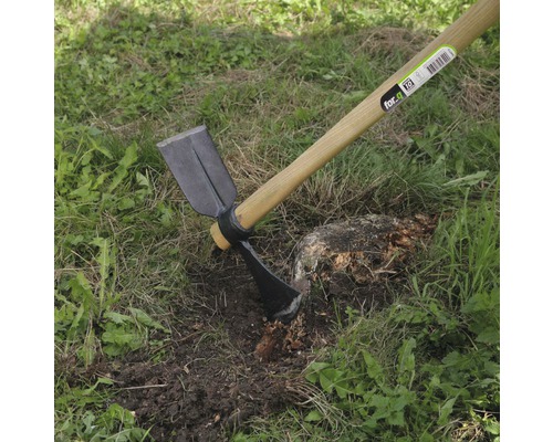 Sapă dublă pentru lucrat pământul în grădină.