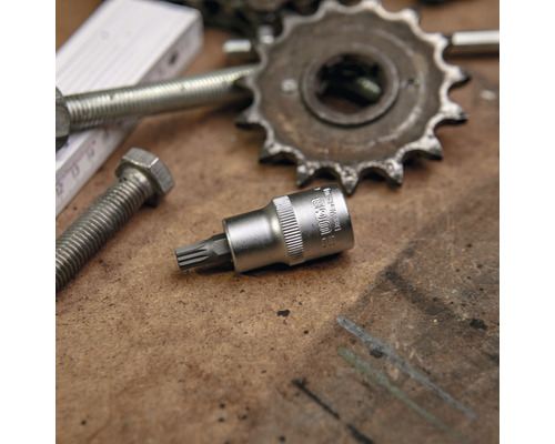 Bit torx cu șuruburi, lanț cu zale și roată dințată pe un banc de lucru