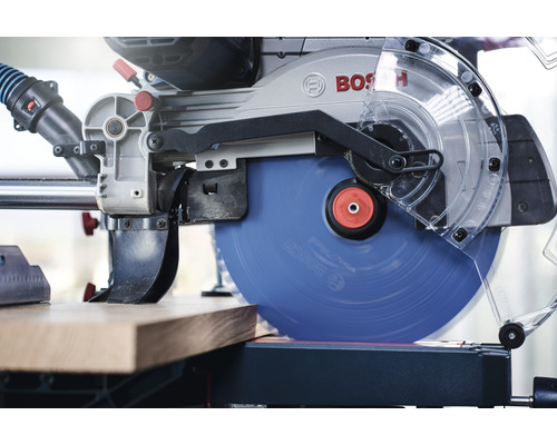 Logo Bosch pe un ferăstrău circular de tăiat în unghi la tăierea lemnului