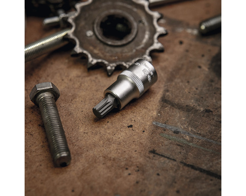 Bit cu caneluri multiple interne și șurub pe bancul de lucru