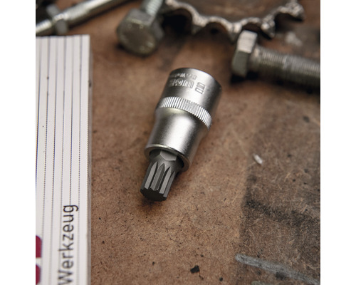 Bit Torx tubular pe un banc de lucru